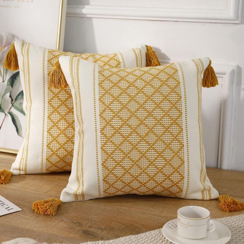 foto del prodotto confezione da 2 federe decorative in cotone lavorato a maglia boh mien con pompon gialli e bianchi, federa jacquard in stile rustico classico con
