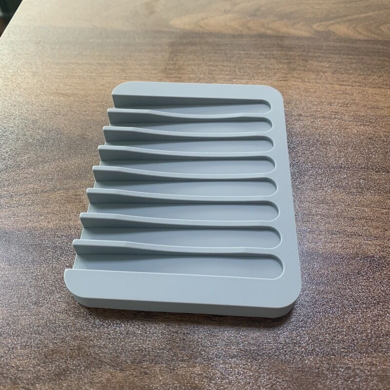 foto del prodotto confezione da 2 portasapone a cascata per bagno e cucina, in silicone flessibile, mantengono le saponette asciutte, facili da pulire grigio, 4,5 x