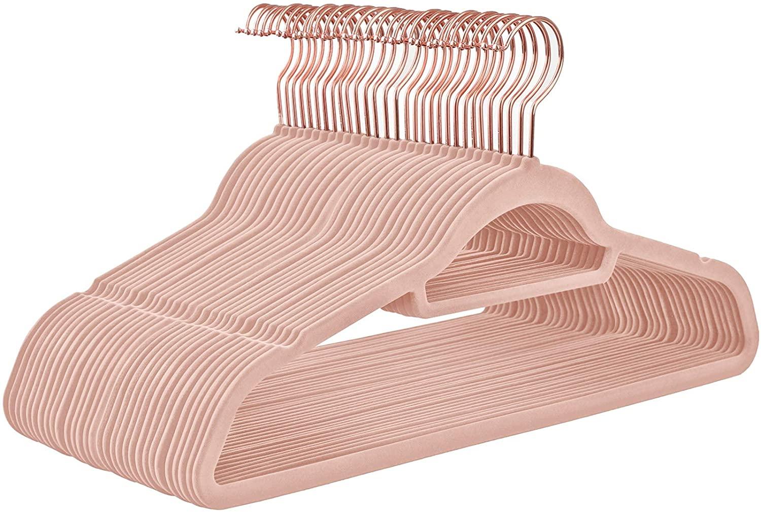 foto del prodotto confezione da 30 grucce in velluto antiscivolo con ganci girevoli in oro rosa, spessore 0,6 cm, lunghezza 45 cm, per cappotti, vestiti, pantaloni, cravatte, rosa chiaro 12 0000421