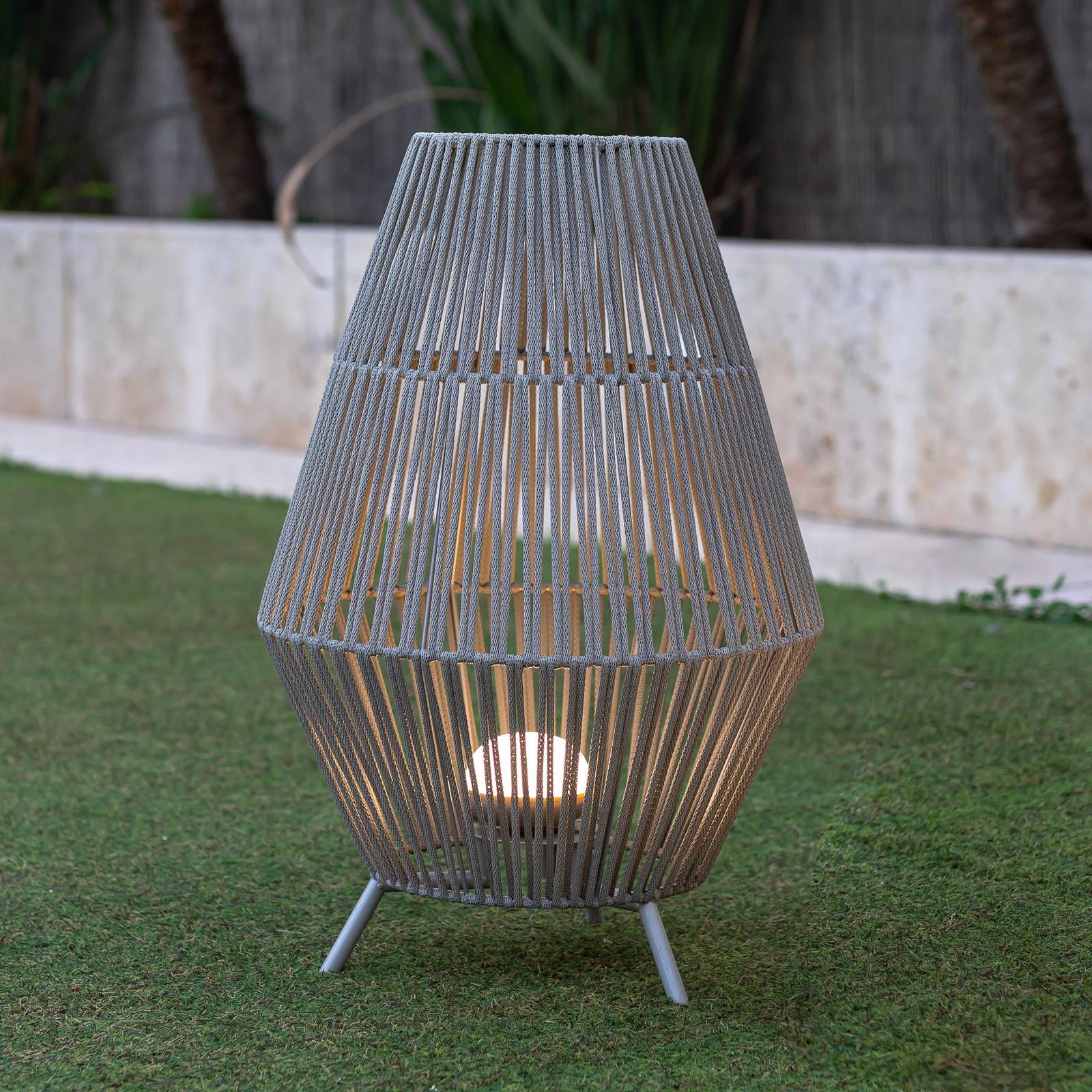 foto del prodotto conta 70 cm di altezza. lampada decorativa senza fili per interni ed esterni. luce led ricaricabile via usb. prodotto in spagna