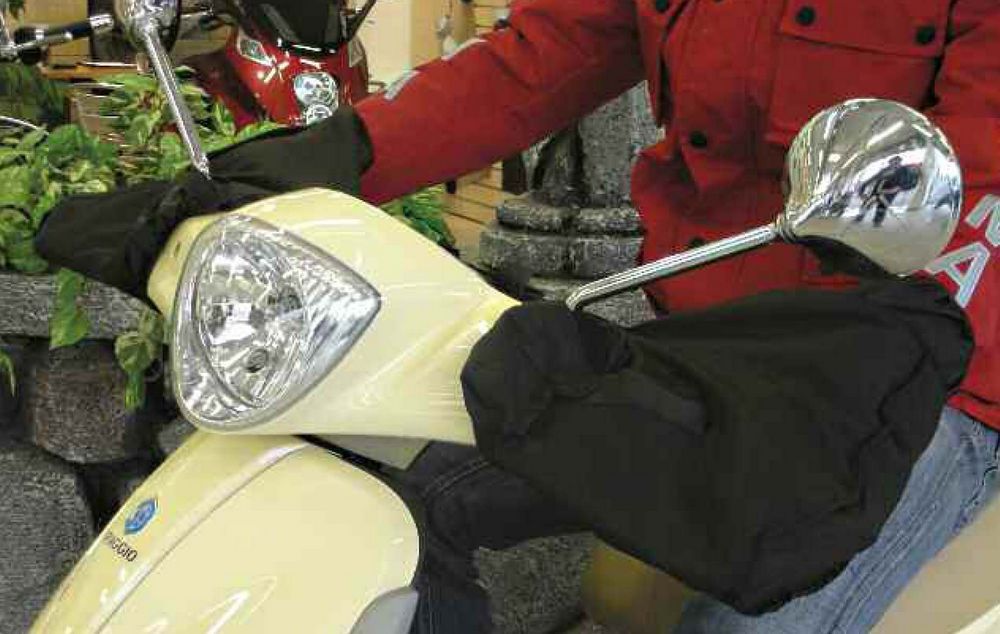 foto del prodotto coppia di coprimanopole universali per scooter