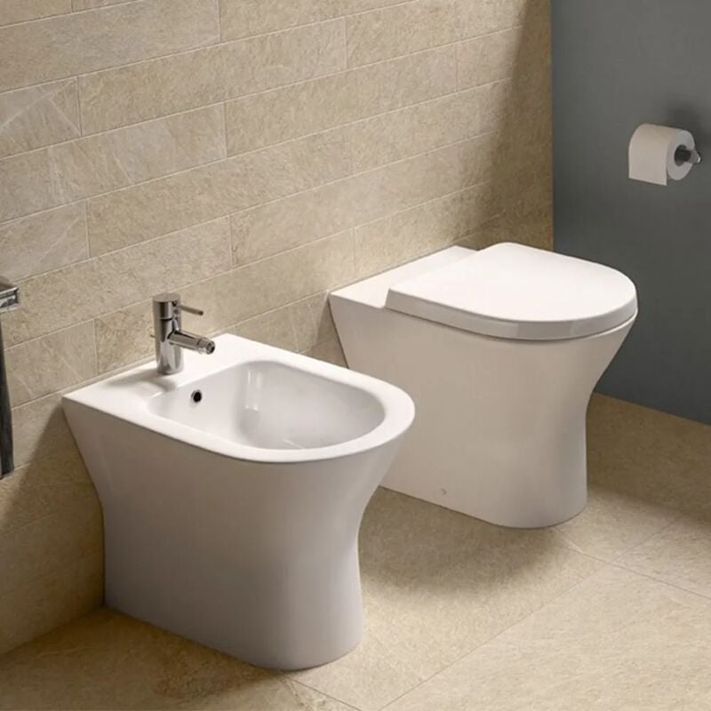 foto del prodotto coppia di sanitari filomuro serie resort rimless con copriwc avvolgente