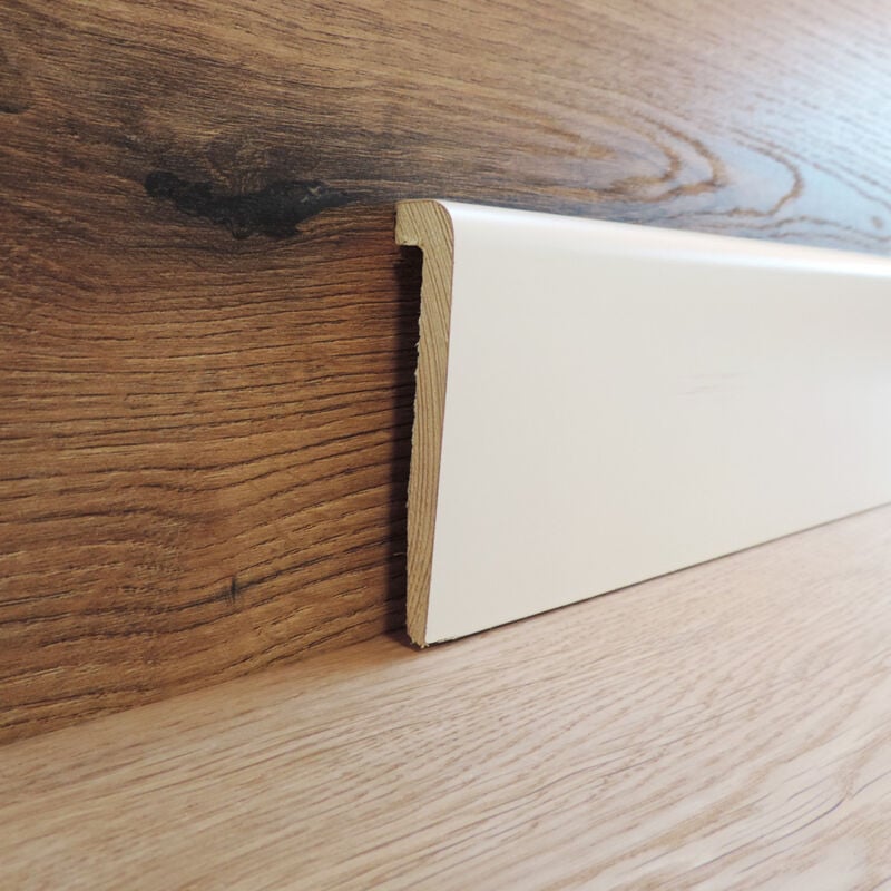 foto del prodotto copri battiscopa bianco in legno massello 95 x 18 mm asta da 2,5 metri