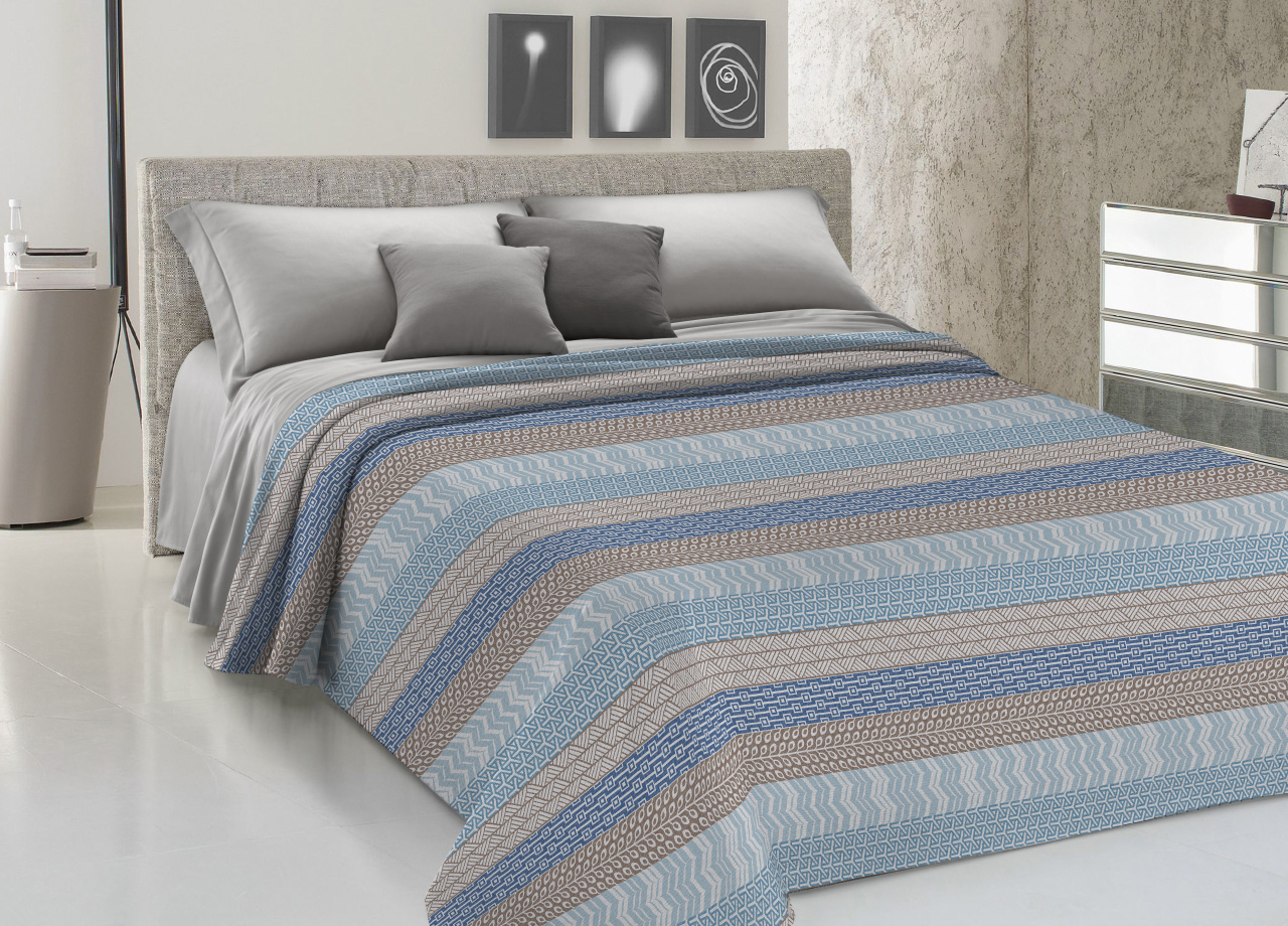 foto del prodotto copriletto piquet primavera estate 100 cotone disegno azteco piazza e mezza azzurro