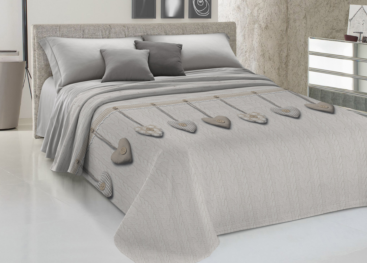 foto del prodotto copriletto piquet primavera estate 100 cotone disegno cuore appeso piazza e mezza beige