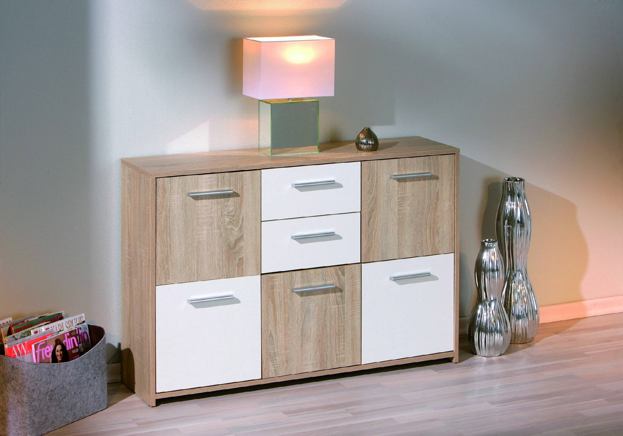 foto del prodotto credenza a cinque ante e due cassetti nella parte dvega, colore bianco e rovere, misure 115 x 77 x 30 cm