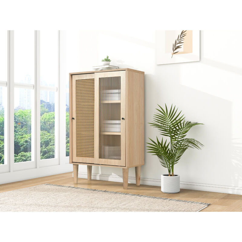 foto del prodotto credenza color legno alta 100 cm con ante in rattan plastico e ante scorrevoli in vetro, con 6 vani dietro le ante okwish