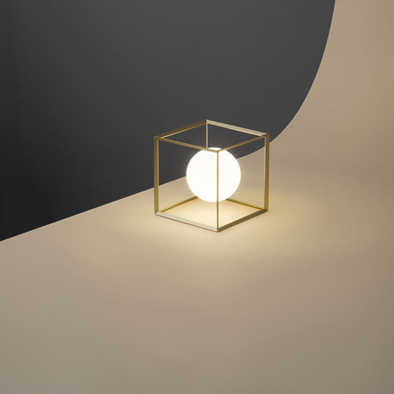 foto del prodotto cube lampada da tavolo in metallo verniciato oro diffusore sferico attacco g9