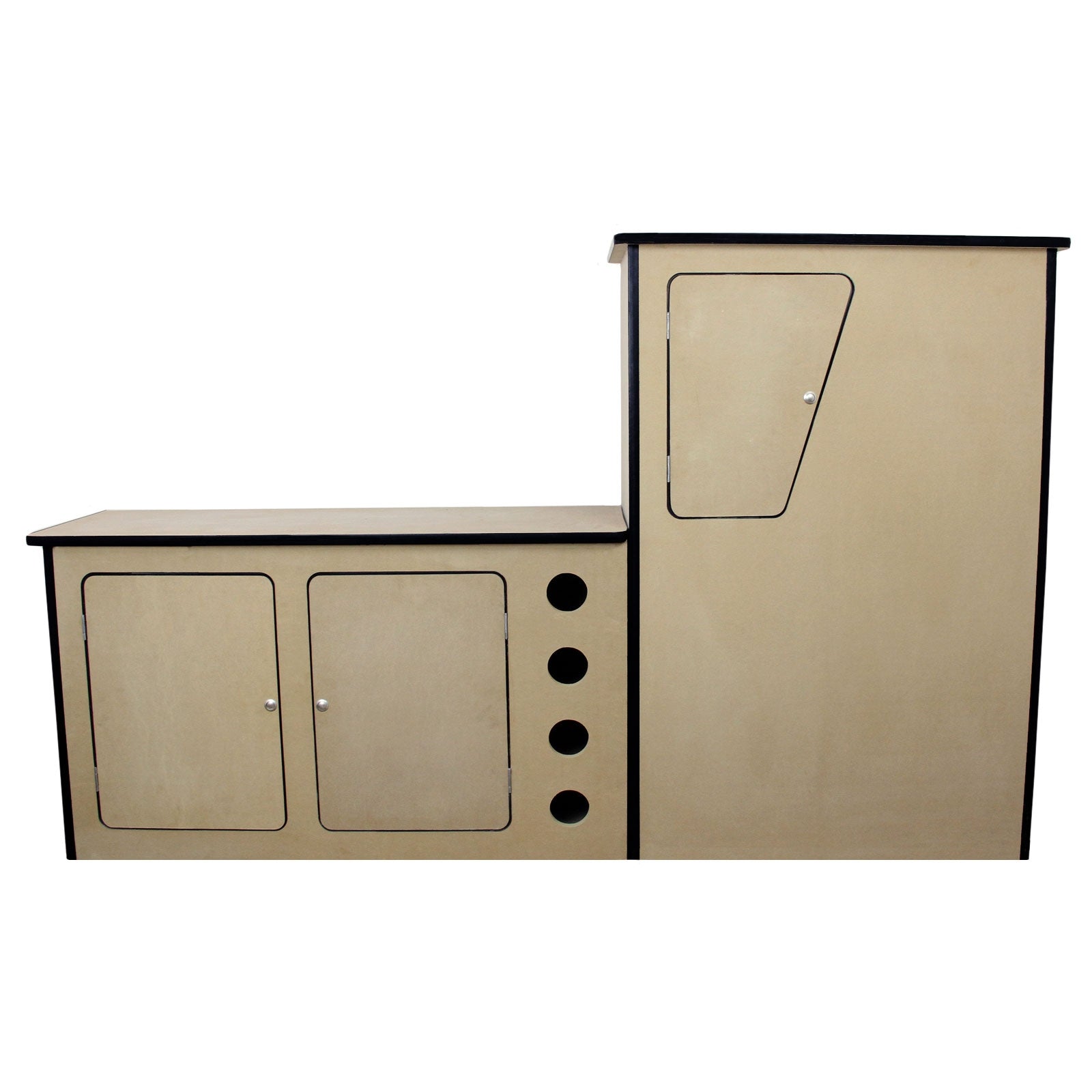 foto del prodotto cucina da camper in legno mdf spessore 18mm con 3 armadietti e spazi portavino