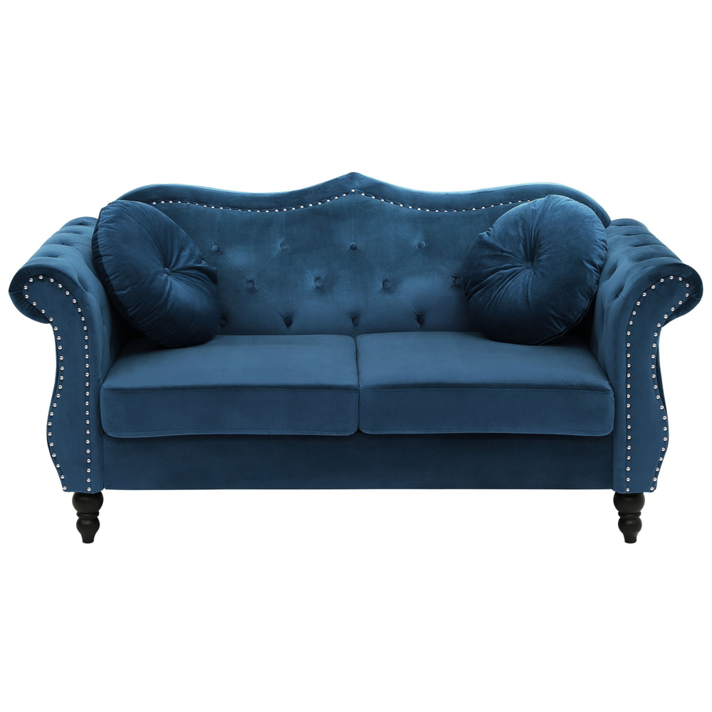 foto del prodotto divano velluto blu 2 posti testa chiodo bottone cuscini trapuntati braccia arrotolate glam