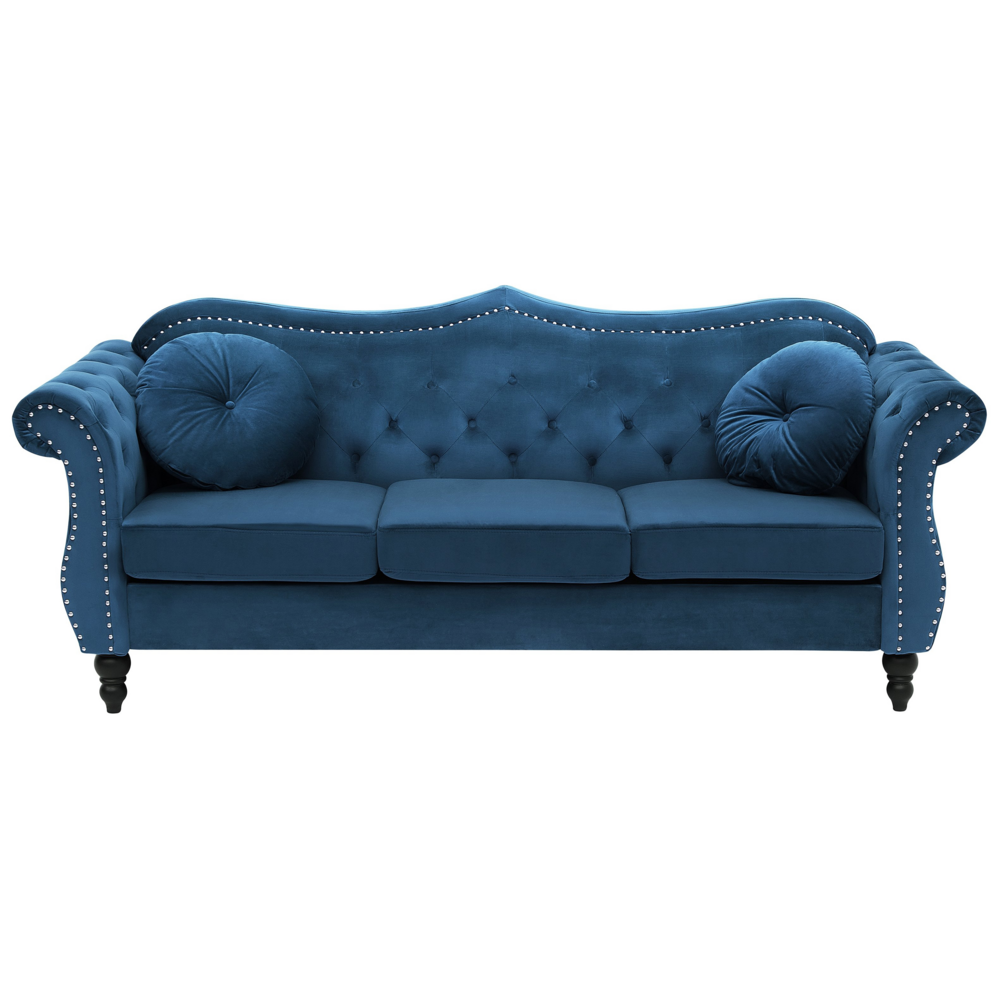 foto del prodotto divano velluto blu 3 posti testa chiodo bottone cuscini trapuntati braccia arrotolate glam