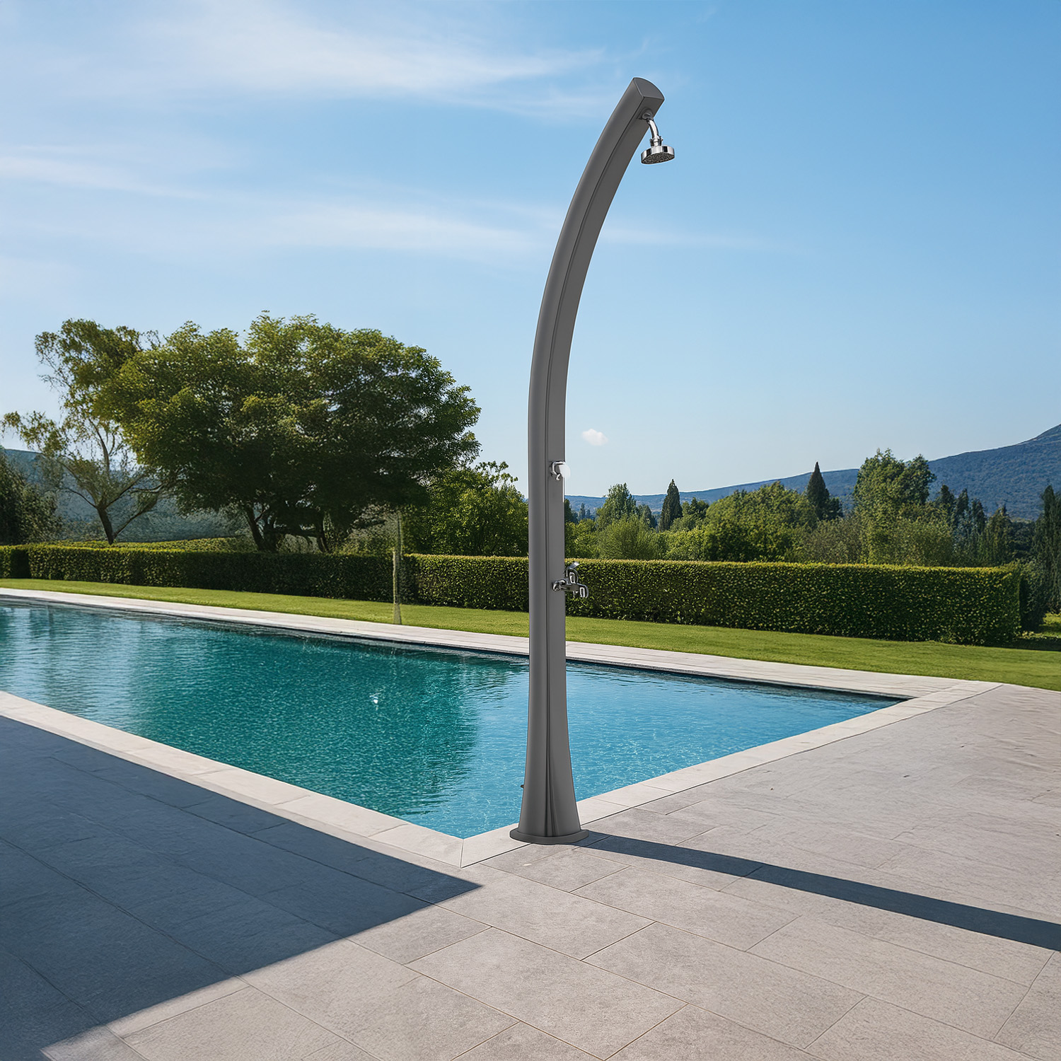 foto del prodotto doccia solare in polietilene hd grigia ral7037 serbatoio 25l soffione rotondo 10 cm lavapiedi e rubinetti in ottone - starmatrix rio-ss0935-gray