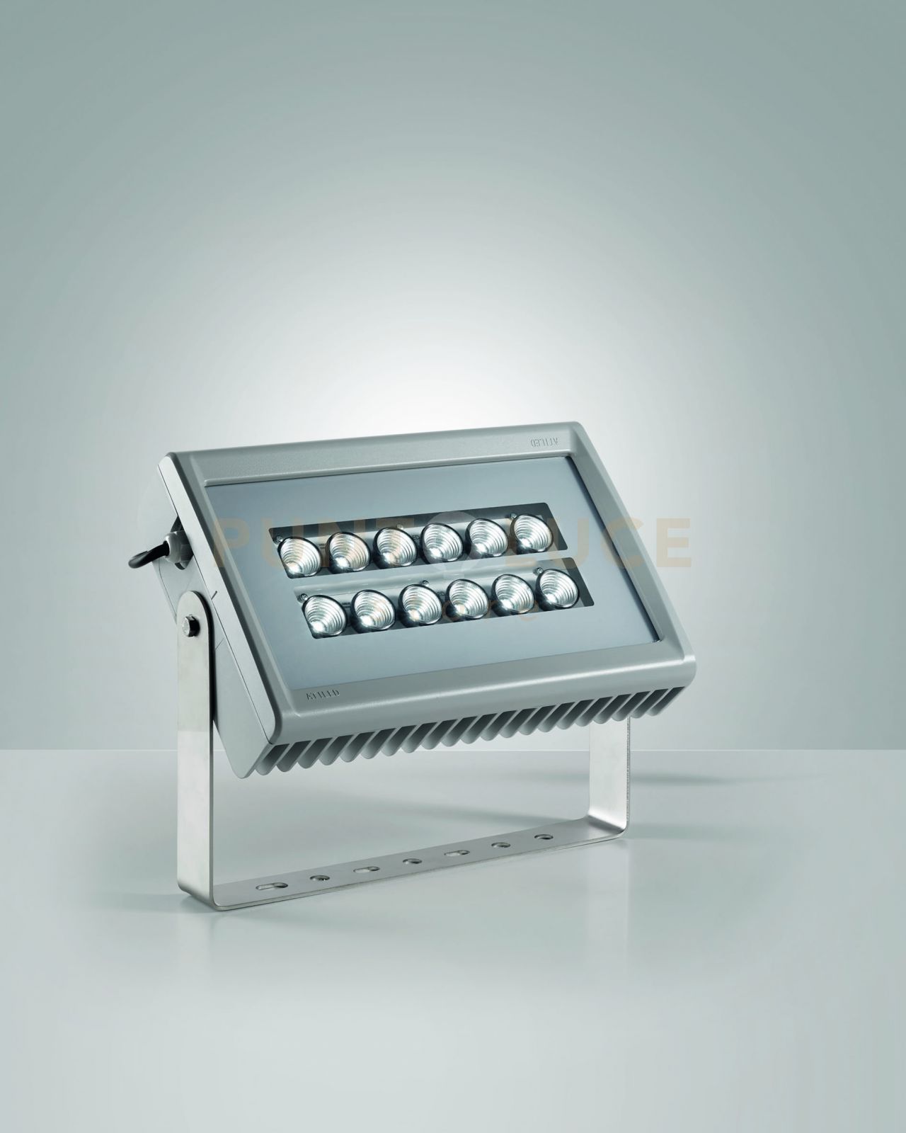 foto del prodotto egeo proiettore grigio ral 7040 a led 105w 4000k 12650lm 26 ip65