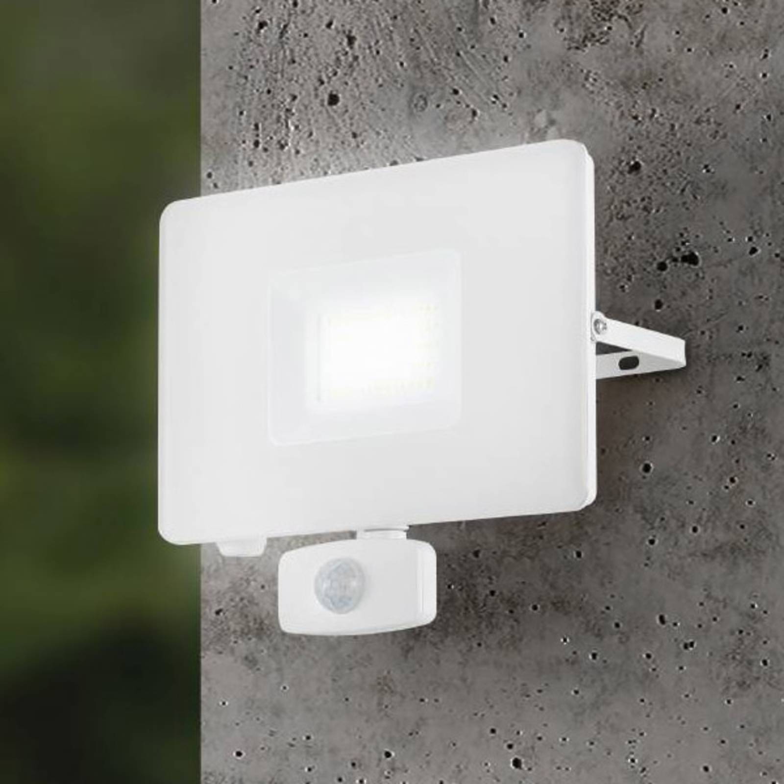 foto del prodotto eglo faretto led esterni faedo 3 con sensore bianco 50w