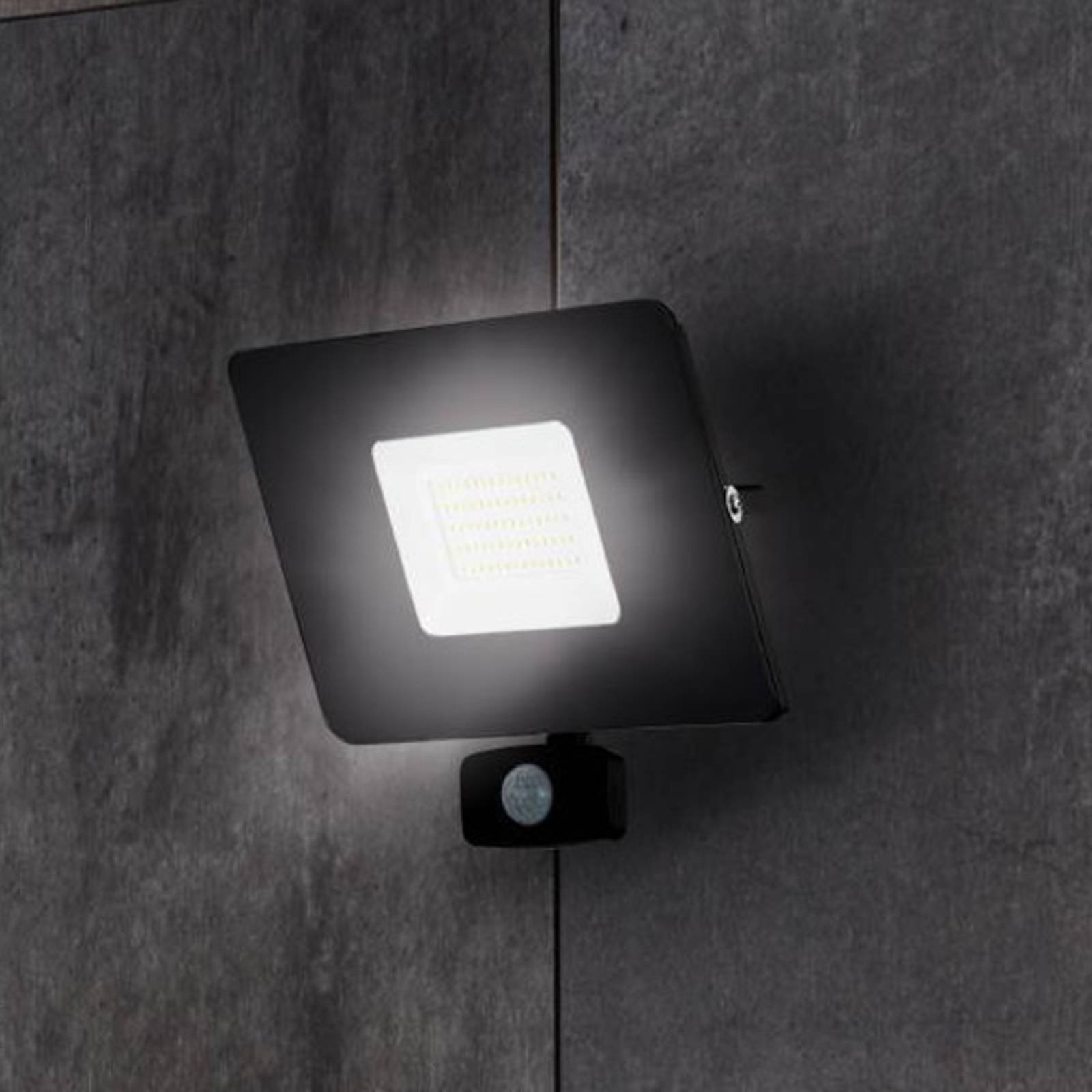 foto del prodotto eglo faretto led esterni faedo 3 con sensore, nero, 50w