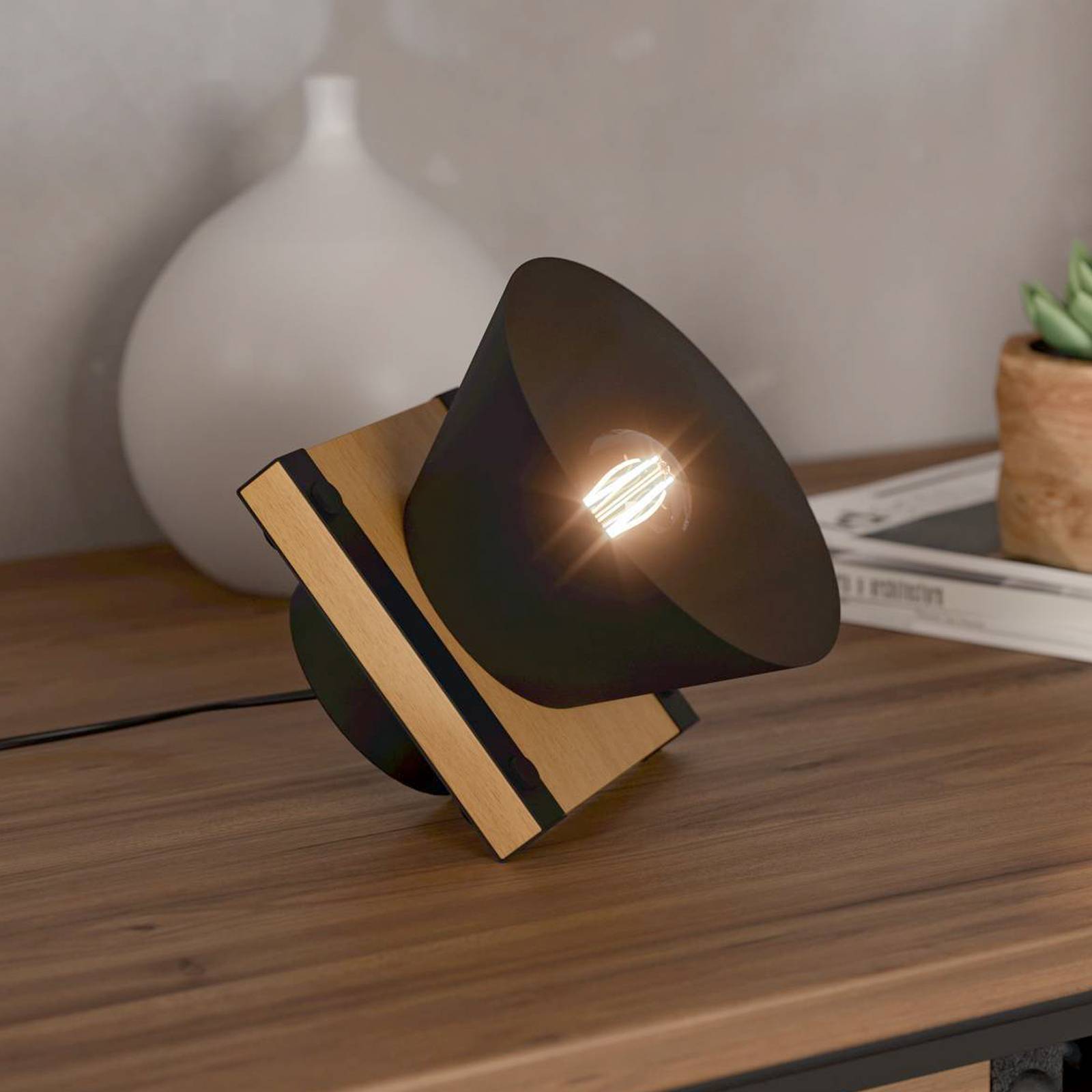 foto del prodotto eglo lampada da tavolo maccles in nero con legno