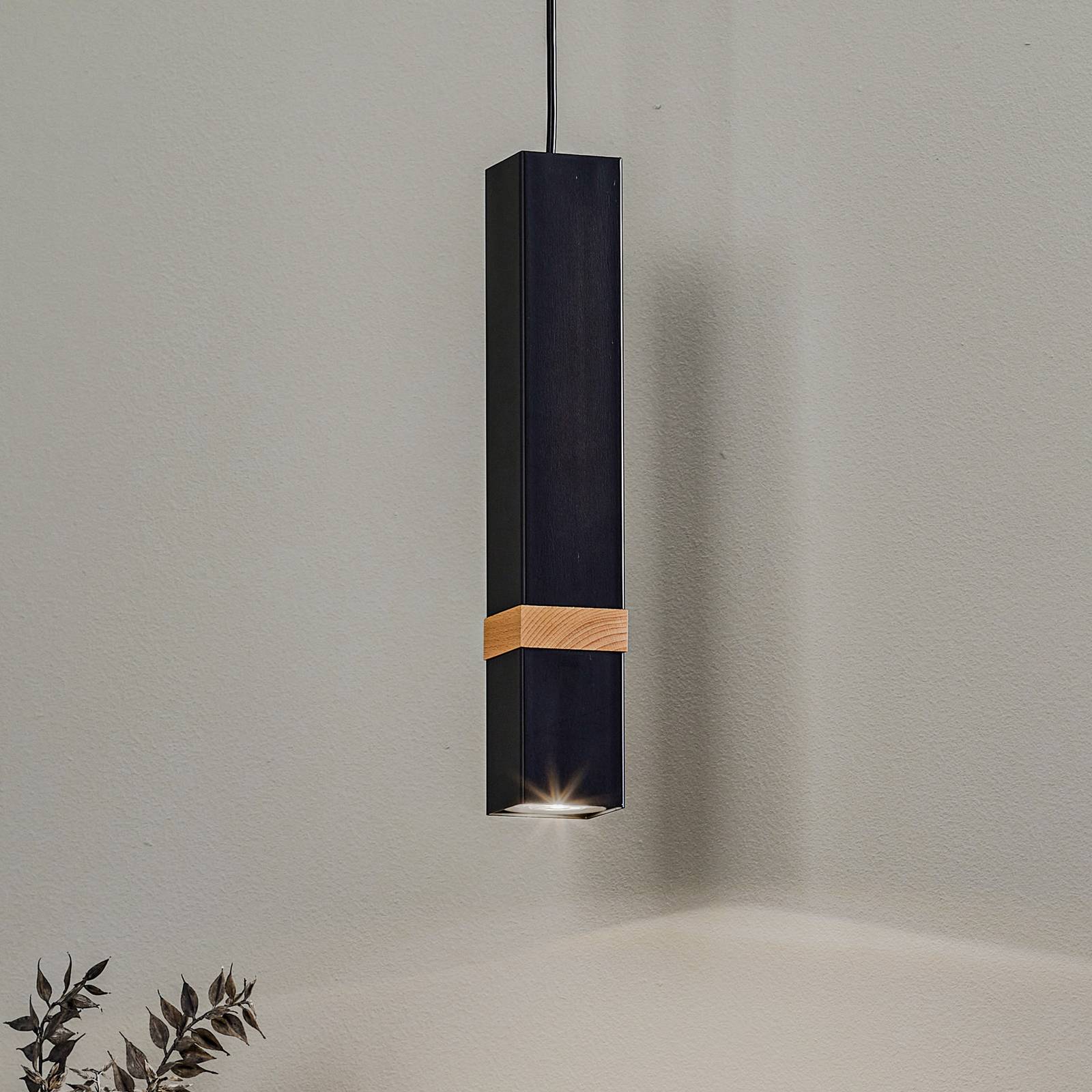 foto del prodotto eko-light lampada a sospensione vidar, nera con dettagli in legno, a 1 luce