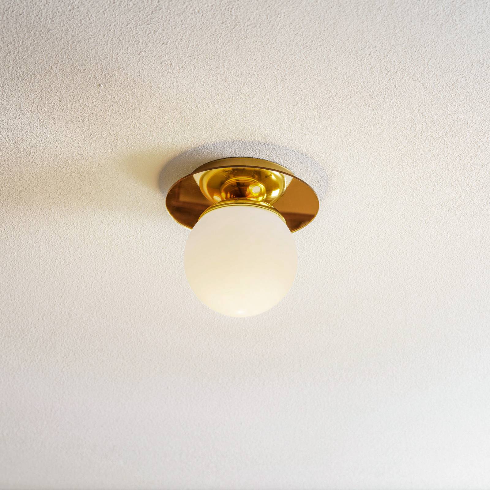 foto del prodotto eko light plafoniera plato, color oro, metallo, vetro opalino, 19 cm