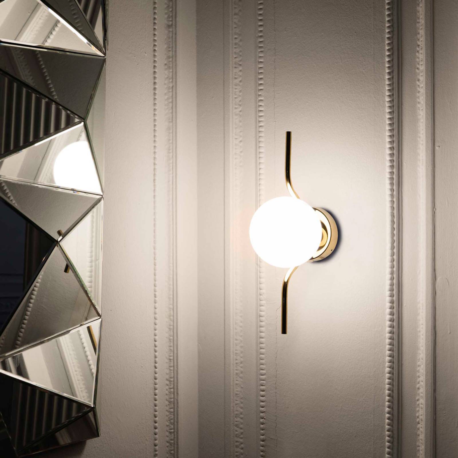 foto del prodotto faro barcelona applique led le vita con vetro opale