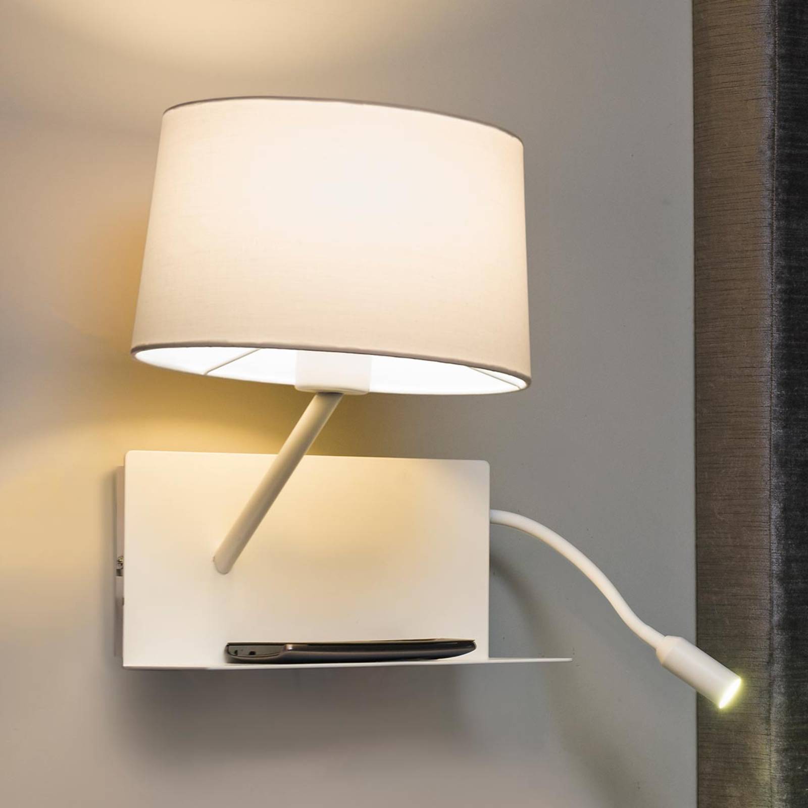 foto del prodotto faro barcelona con braccio di lettura a led funzionale applique a led