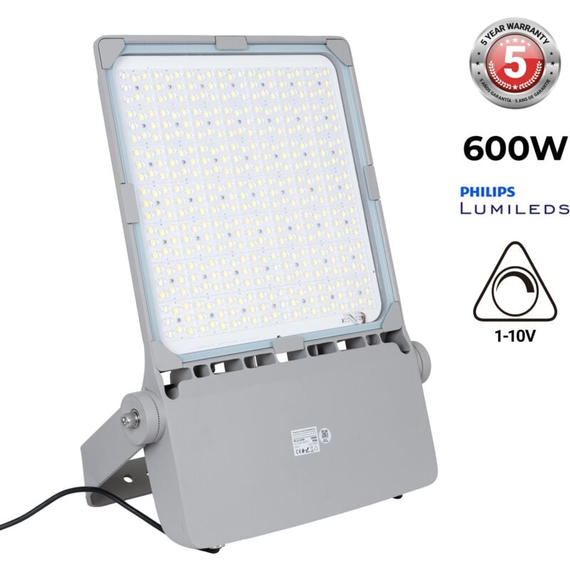 foto del prodotto faro led asimmetrico per esterni 600w dimmerabile 1 10v 