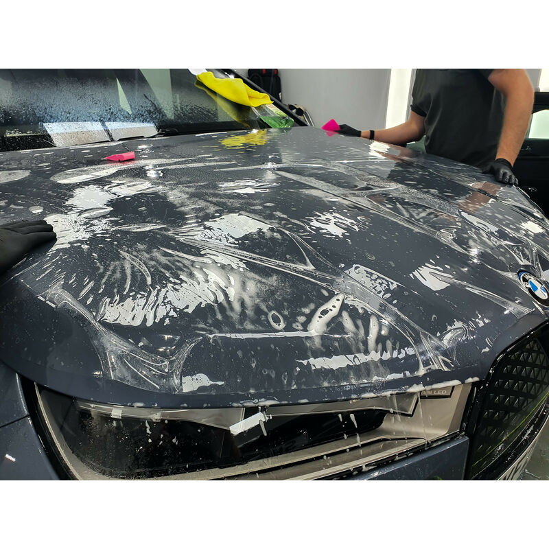 foto del prodotto film pvc vinilico trasparente lucido media durata per protezione verniciatura parti automobilistiche apa made in italy h152 misura 152cm x 100cm