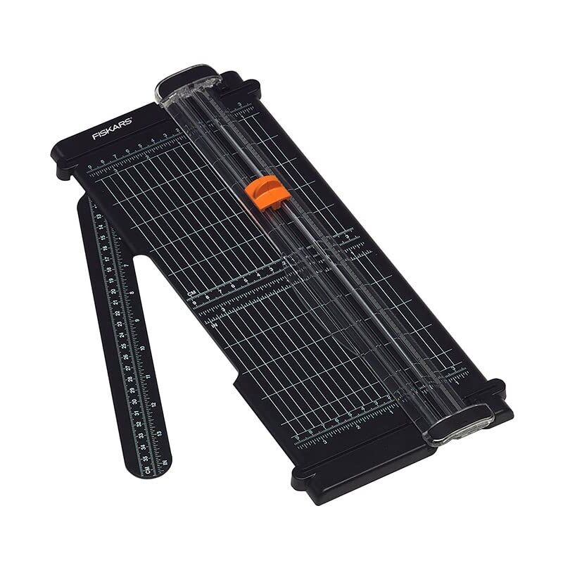 foto del prodotto fiskars recycle tagliacarte, a4, con lama in acciaio inossidabile rivestita in titanio, rispettoso dell ambiente, surecut, 1004639