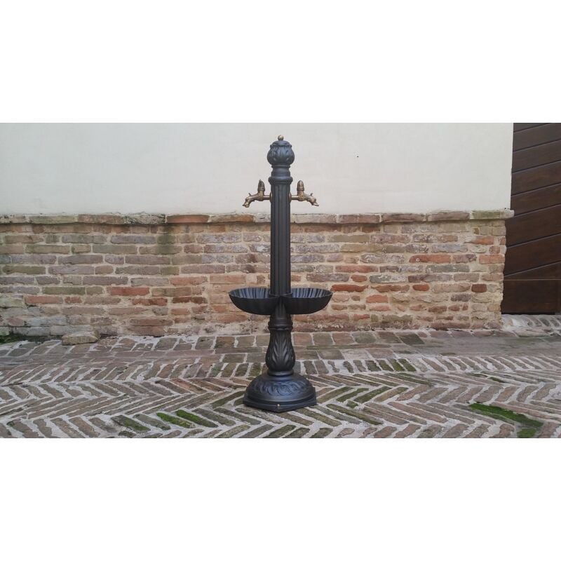 foto del prodotto fonderia bongiovanni - fontana a colonna minerva per casa giardino colore grigio ghisa con doppia vasca con due rubinetti in ottone brunito cod.303b