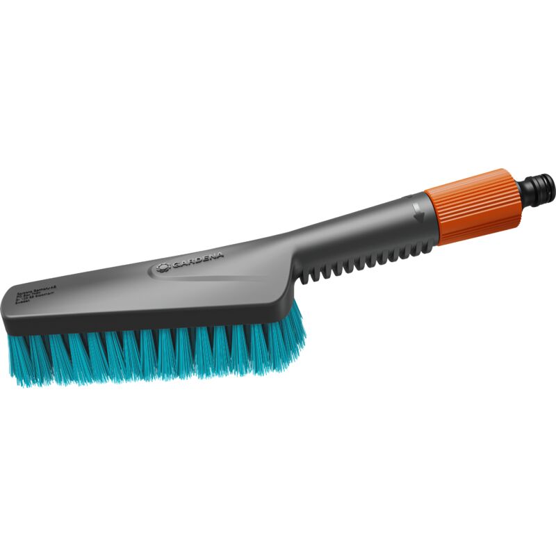 foto del prodotto gardena idrospazzola manicata s hard cleansystem, con raccordo per tubo da giardino, setole per superfici resistenti, flusso d acqua regolabile