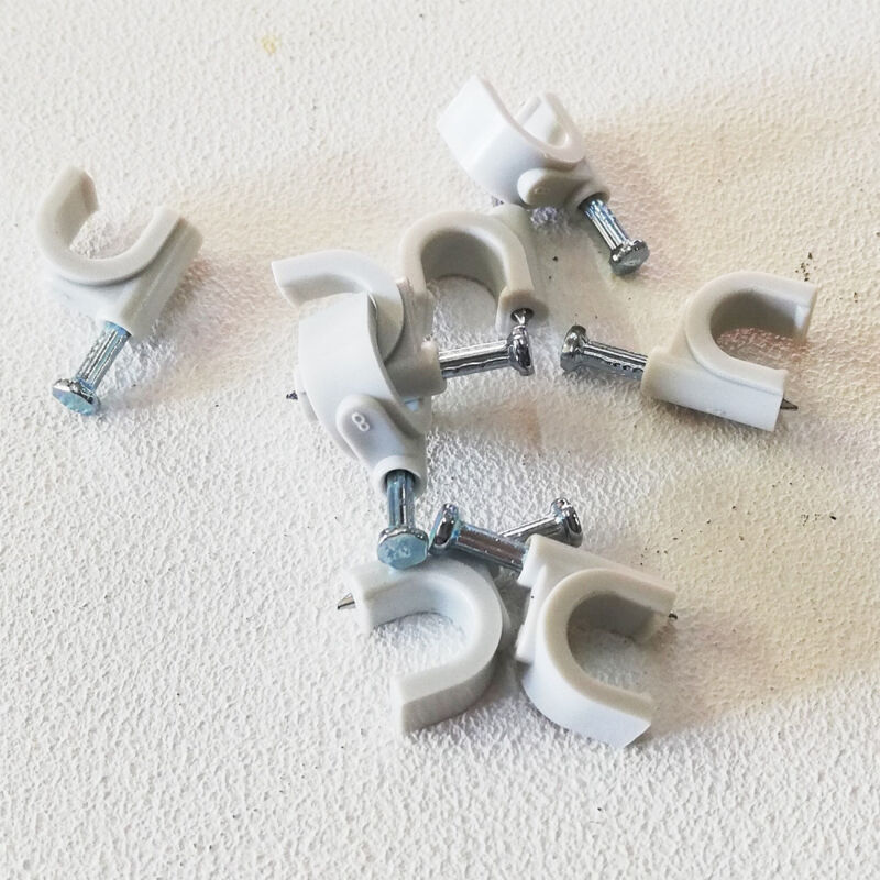 foto del prodotto gewiss chiodini 5 6mm box da 100pz graffette fissacavo colore grigio ral 7035
