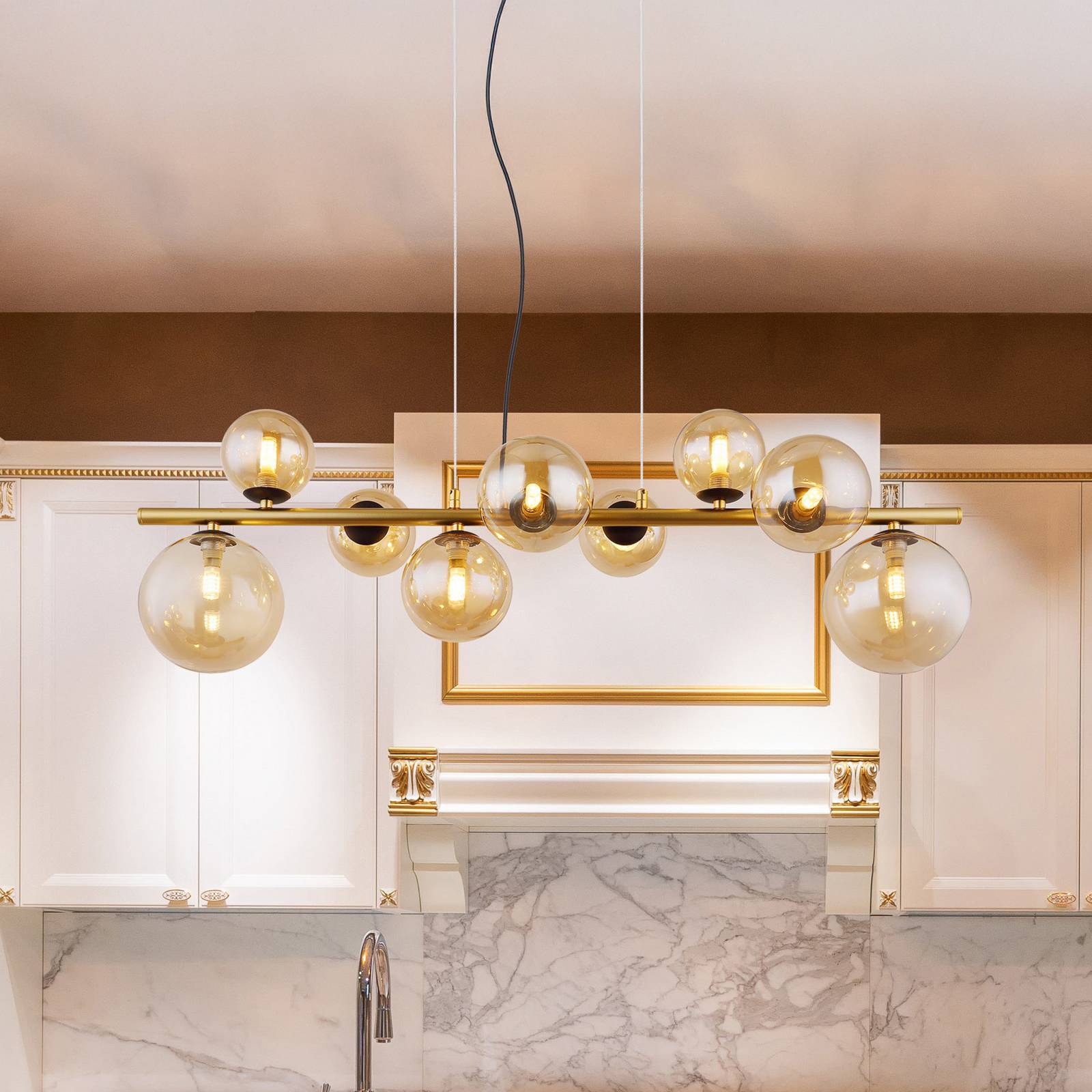 foto del prodotto globo lampada a sospensione riha, lunghezza 86 cm, color ottone, ambra, a 9 luci.