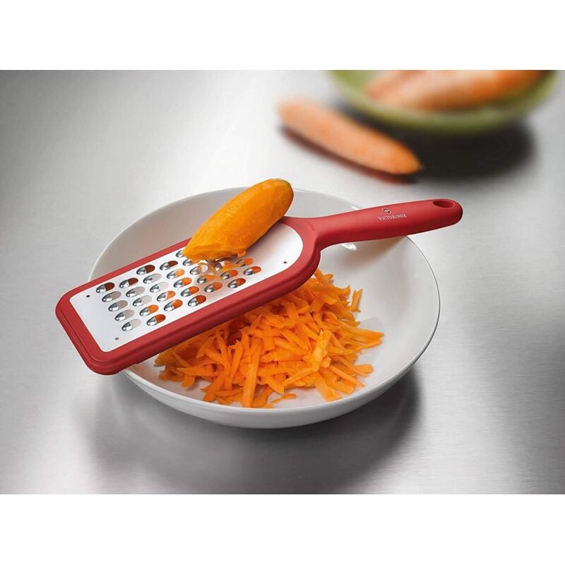 foto del prodotto grattugia da cucina grossolana in acciaio inox con supporto in gomma antiscivolo, rossa victorinox