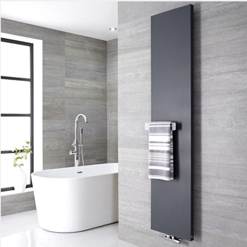 foto del prodotto hudson reed rubi radiatore di design verticale con porta asciugamani in acciaio 1800mm x 400mm antracite con attacco centrale