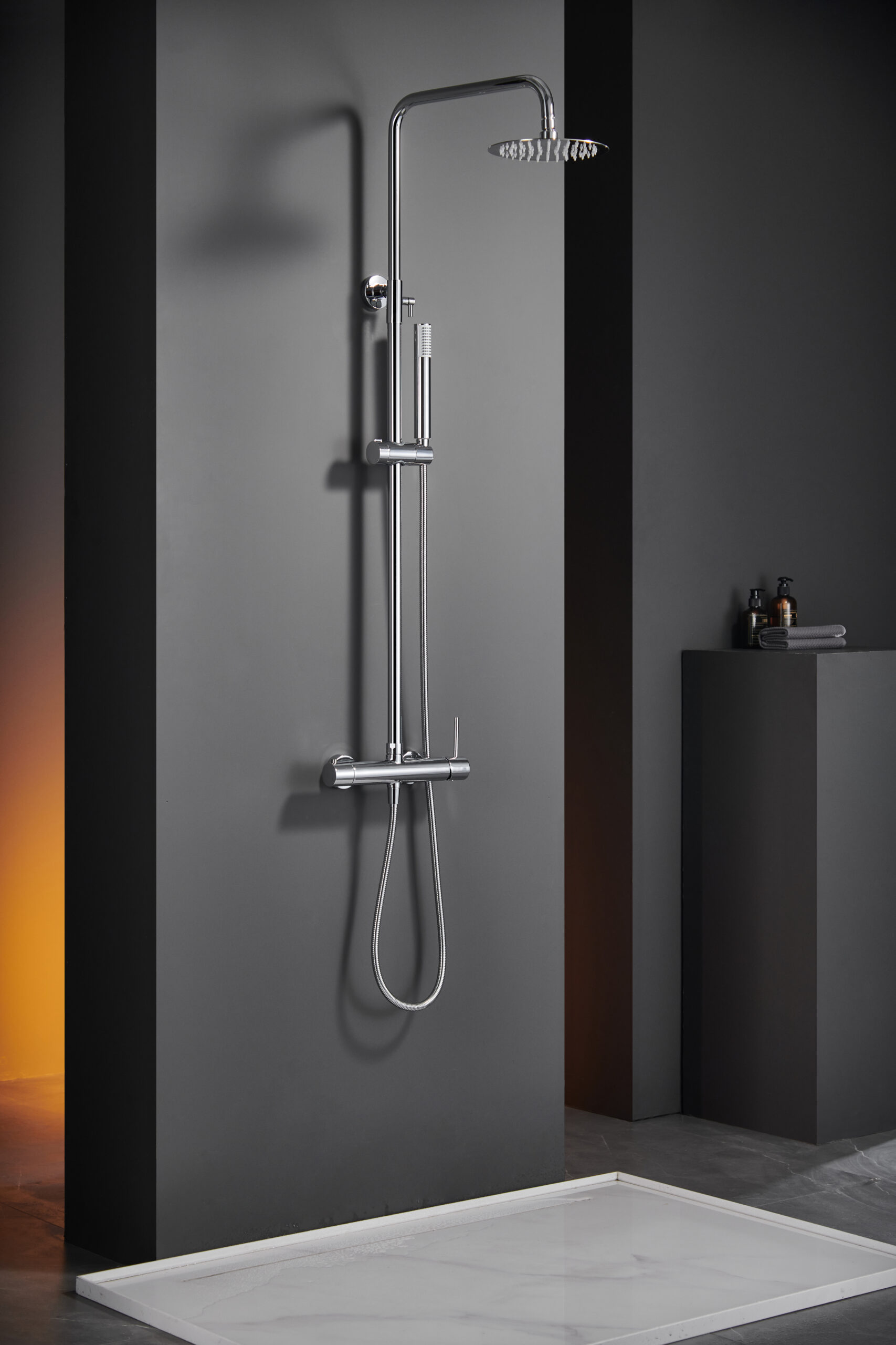 foto del prodotto imex colonna doccia miscelatore monza cromata in acciaio e ottone con soffione extra piatto 20 anticalcare cartuccia ceramica 35mm asta estensibile tubo e maniglia inclusi modello imex-bdm039