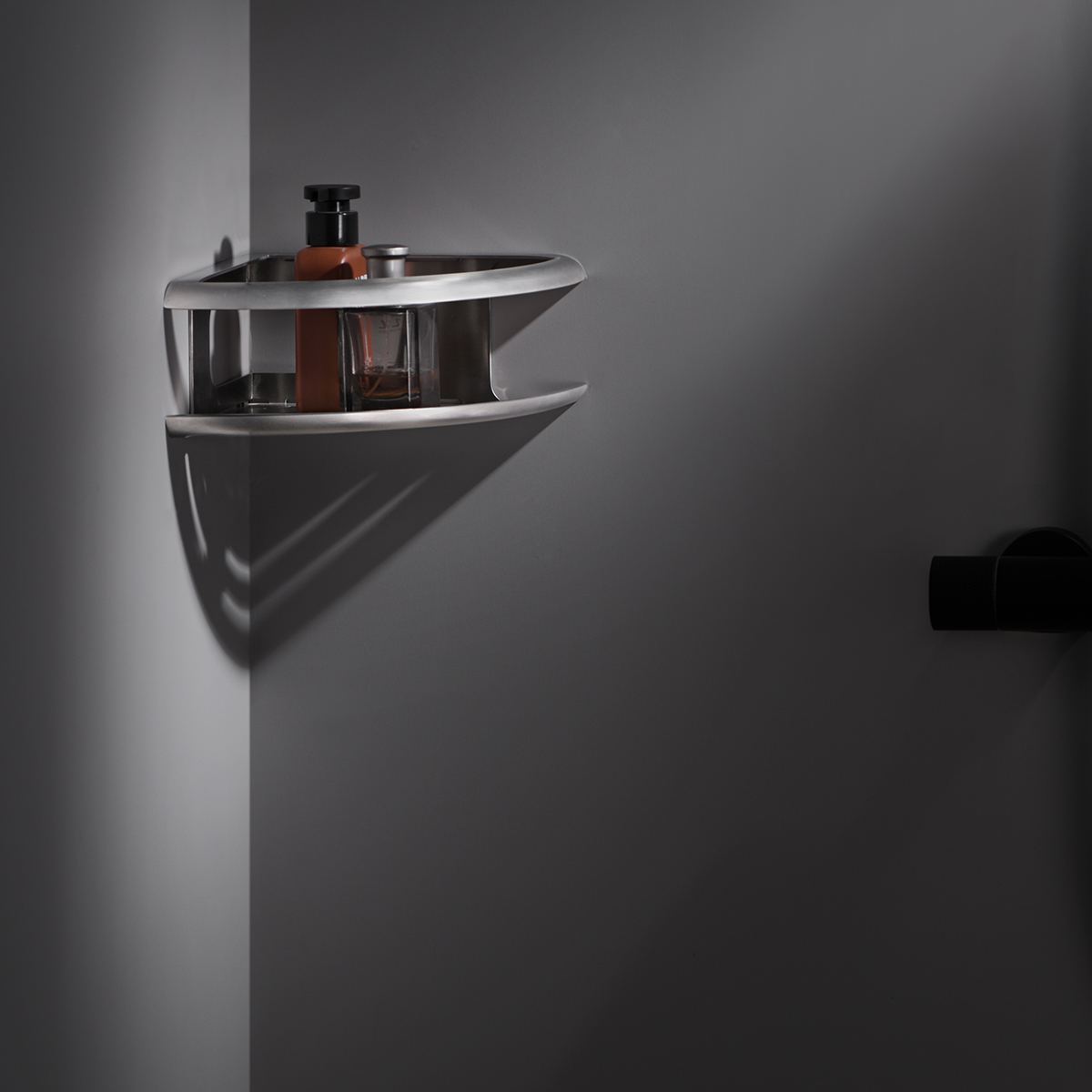 foto del prodotto imex distributore di sapone ad angolo in acciaio inox 304 e ottone colore grigio finitura nichel spazzolato modello dhanu imex-adh010-nq