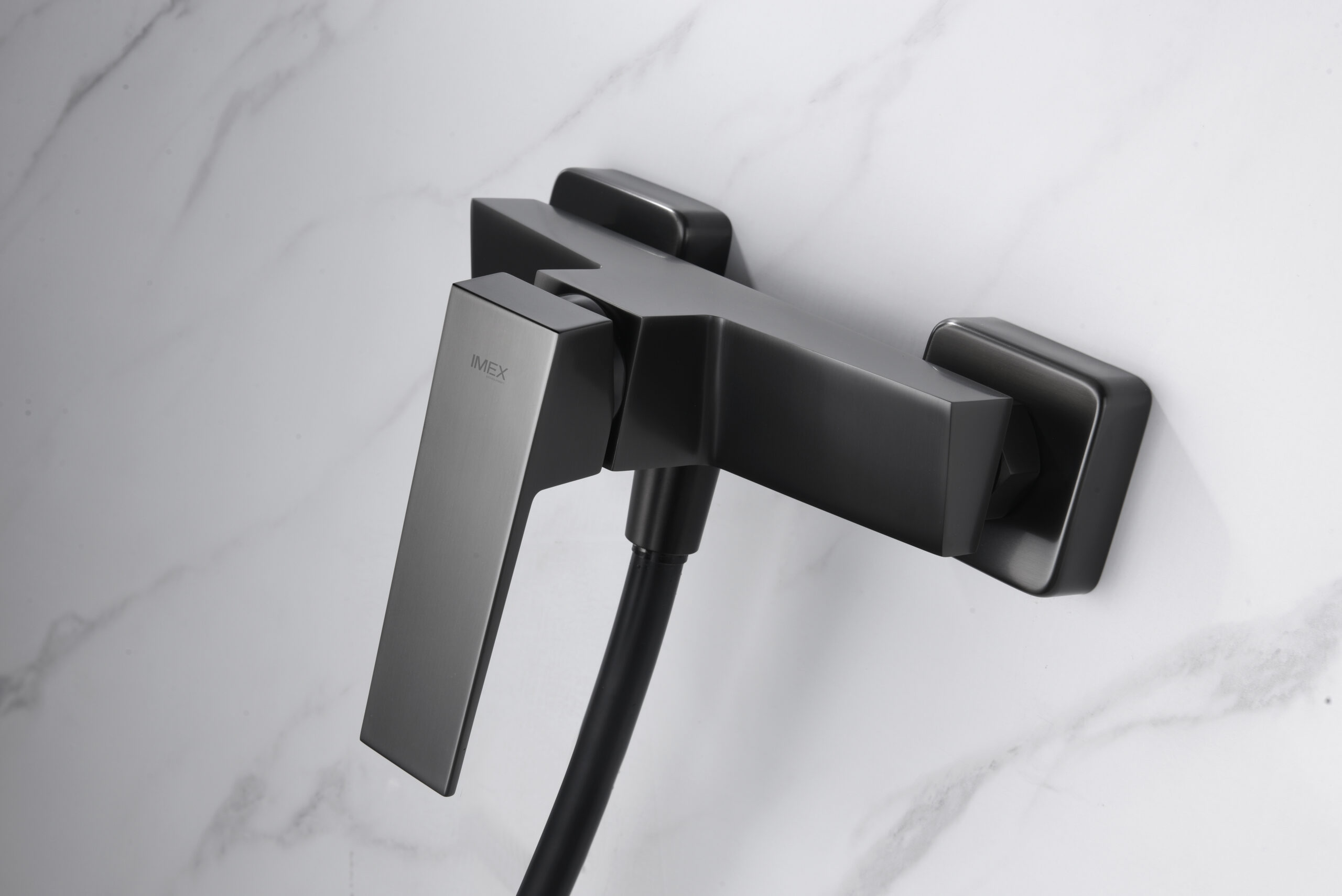 foto del prodotto imex miscelatore doccia in ottone con finitura black gun metal pvd manopola quadrata tubo flessibile 180 cm in pvc portamanopola in abs cartuccia ceramica 35 mm modello imex-bdar025-5bgm art blac