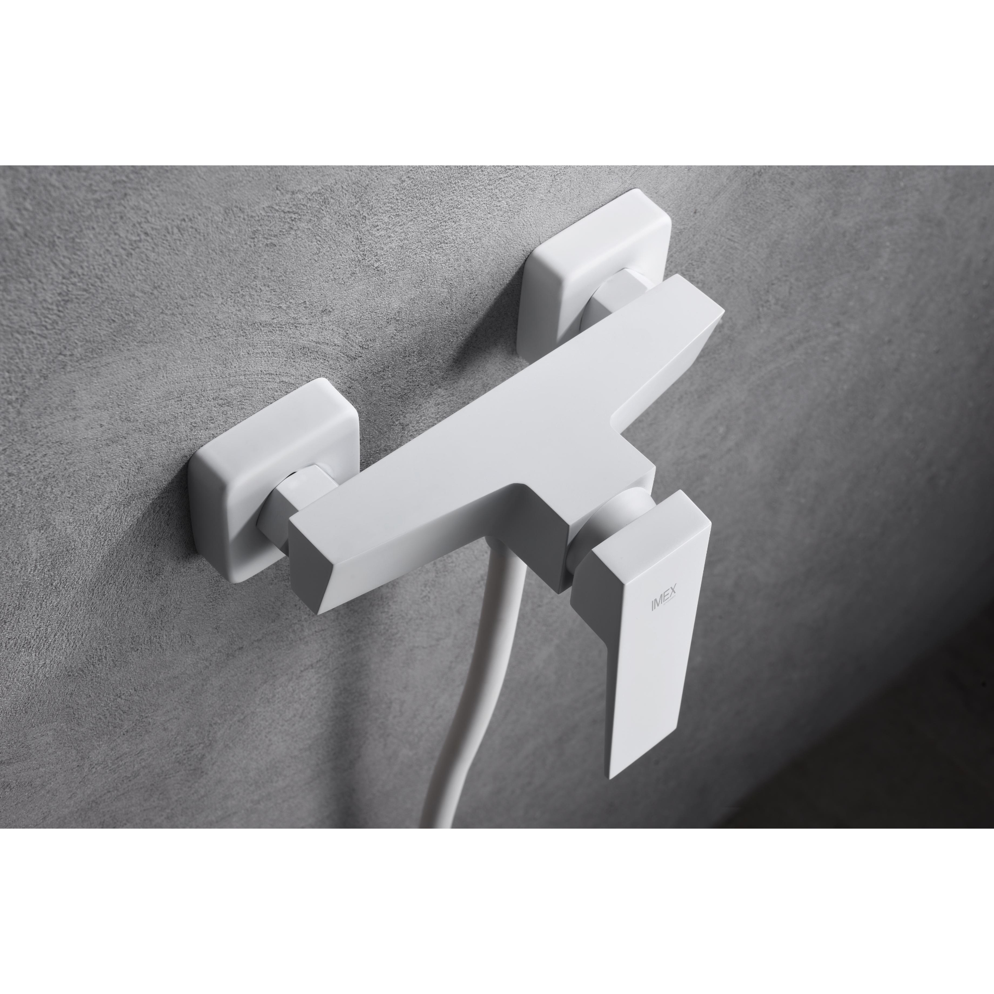 foto del prodotto imex miscelatore doccia in ottone e zama bianco opaco con cartuccia ceramica 35 mm tubo flessibile pvc 180 cm portamanopola in abs manopola quadrata imex-bdar025-5bl art
