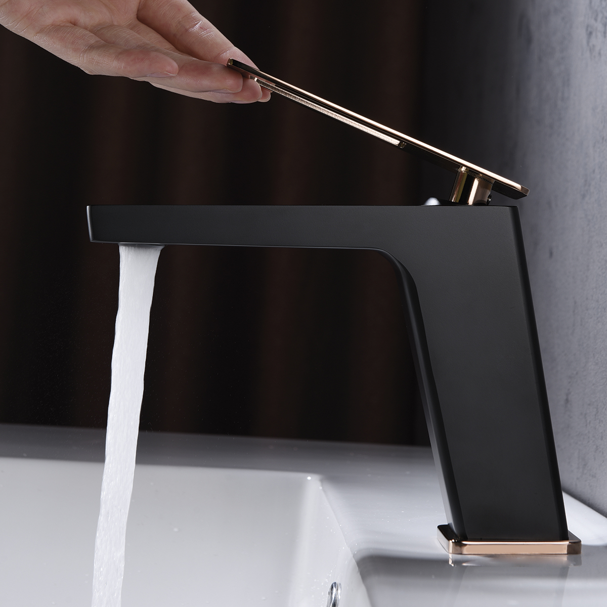 foto del prodotto imex miscelatore lavabo monocomando nero-oro rosa in ottone con cartuccia ceramica 26 mm e set 2 flessibili 3-8 inclusi altezza 153 mm proiezione 140 mm - serie suecia bdc032-1nor