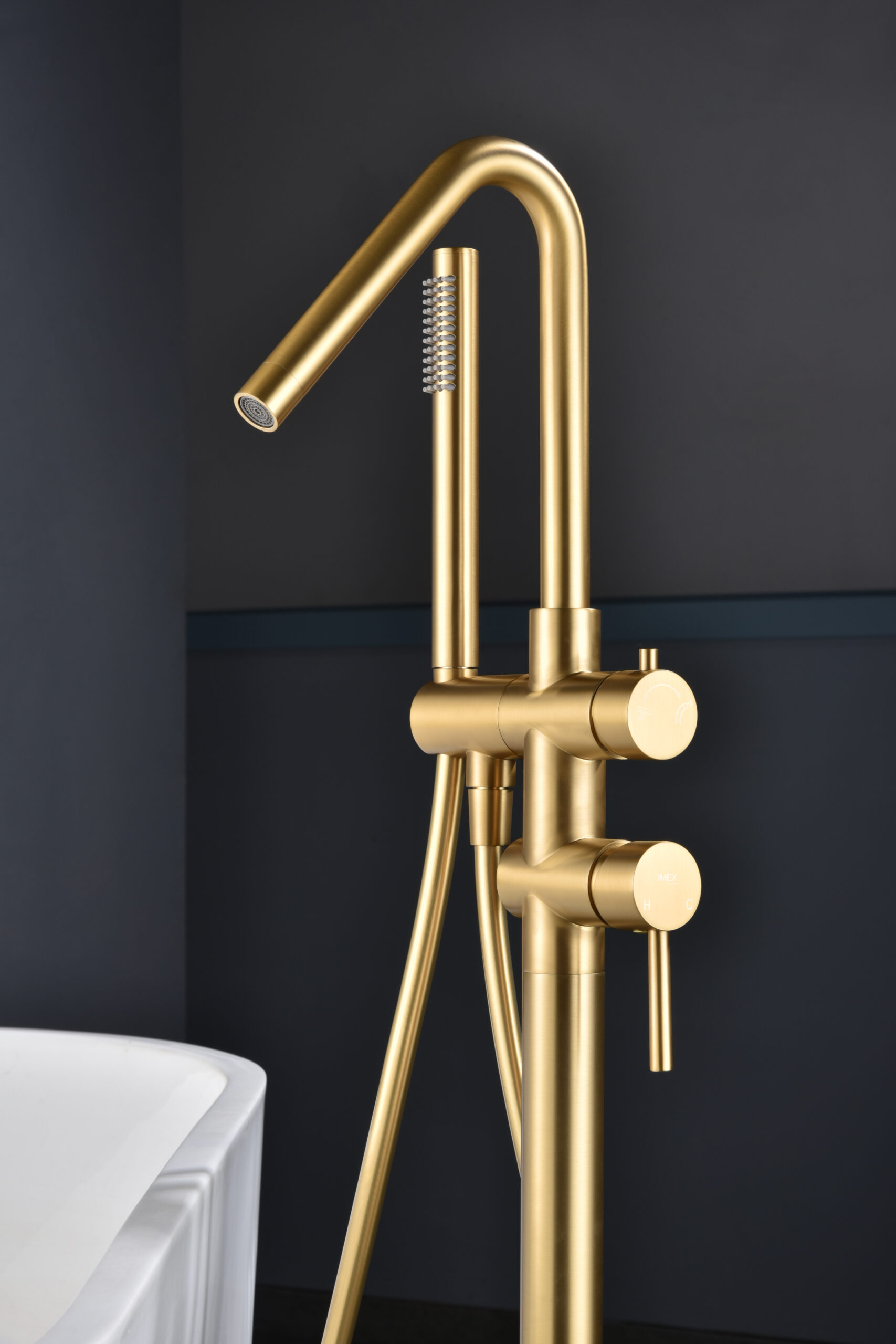 foto del prodotto imex miscelatore vasca-doccia a pavimento in ottone e acciaio finitura oro spazzolato con cartuccia ceramica 35 mm tubo flessibile in pvc e manopola singola modello imex-bbeco1-oc