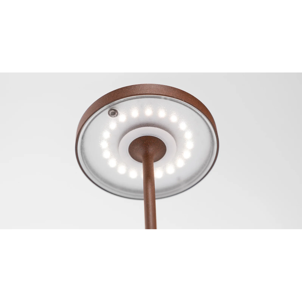 foto del prodotto lampada a led da tavolo poldina reverso verde salvia ricaricabile e dimmerabile con batteria fino a 12 ore. da esterno ip65