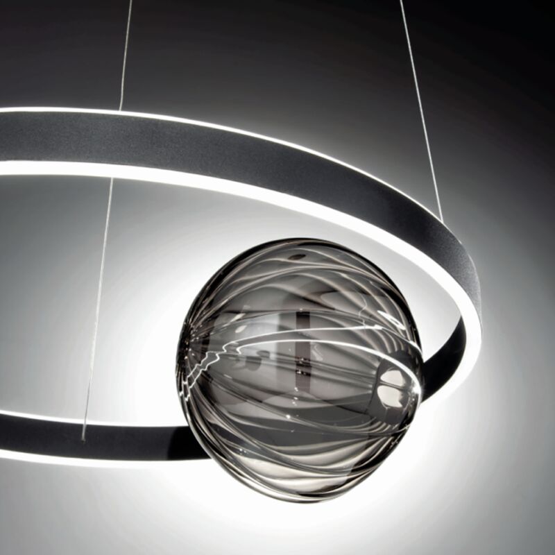 foto del prodotto lampada a sospensione in metallo nero e vetro fume a led 60 cm lisboa piccolo