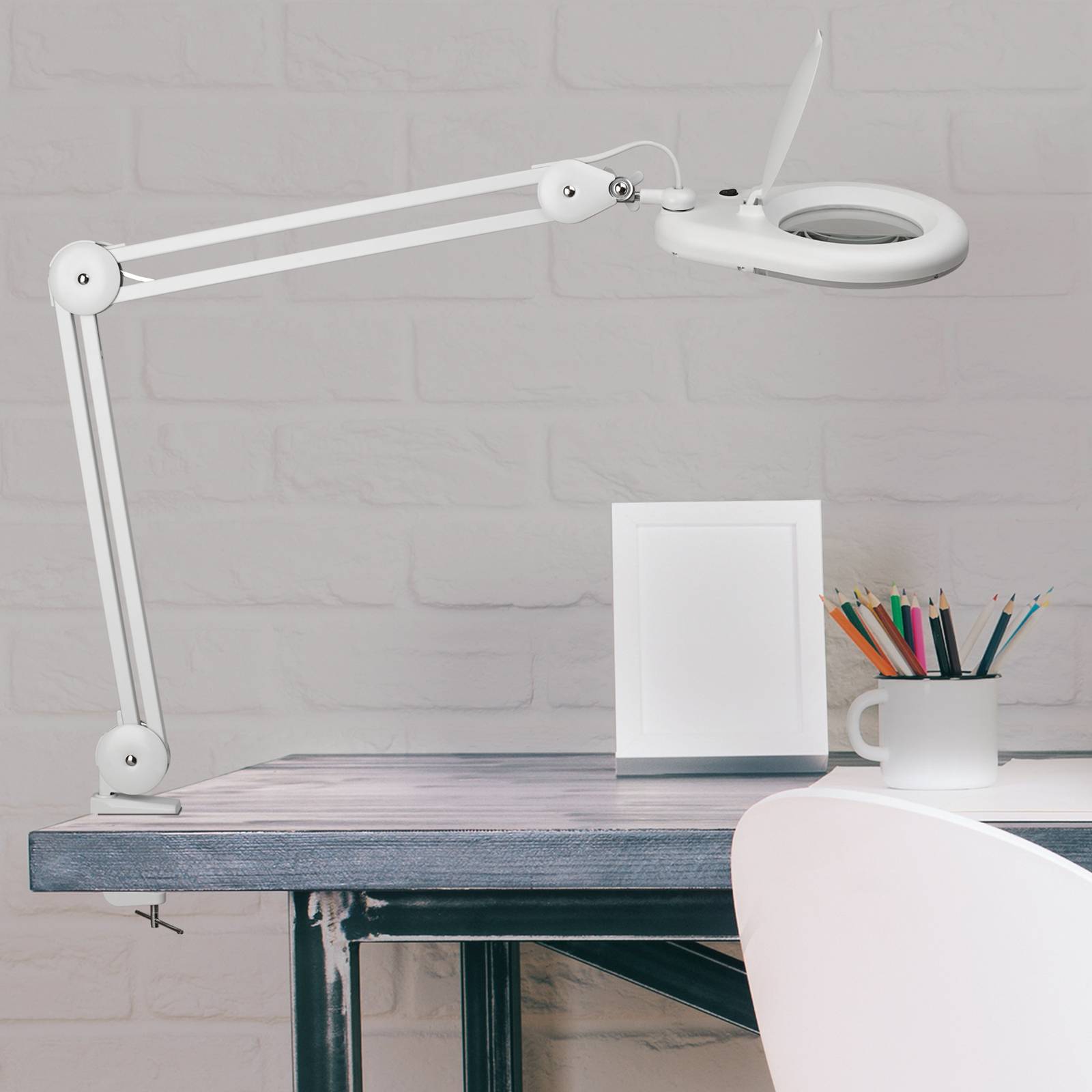 foto del prodotto lampada con lente d ingrandimento a led maulviso, bianca, altezza 50 cm,