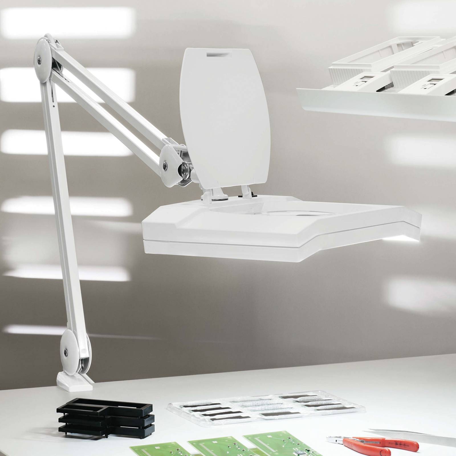 foto del prodotto lampada con lente d'ingrandimento a led maulvitrum, bianca, morsetto, metallo