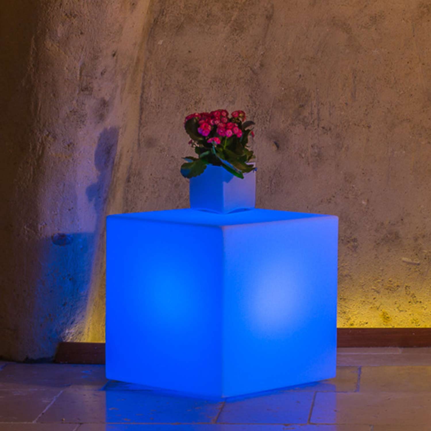 foto del prodotto lampada cubo in resina quadrato h40 luce azzurra 40x40cm