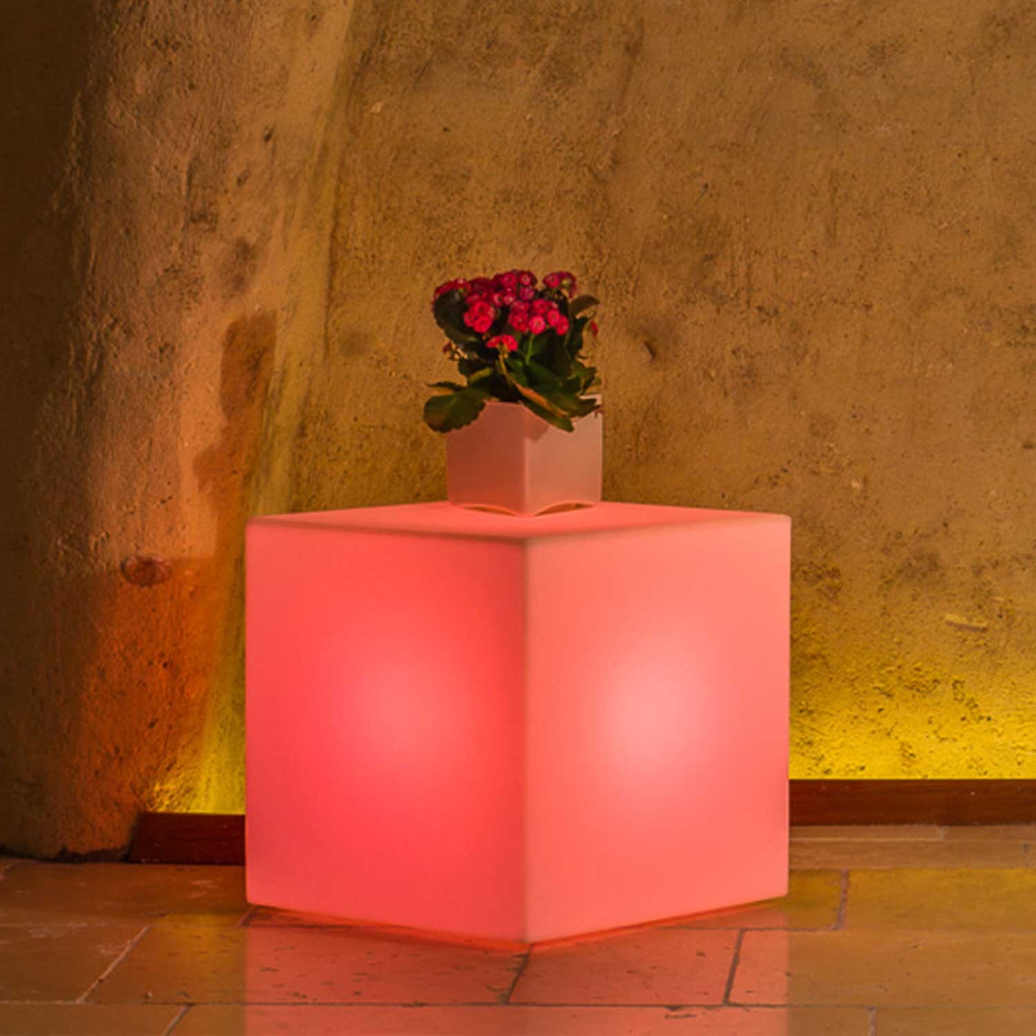 foto del prodotto lampada cubo in resina quadrato h40 luce rossa 40x40cm
