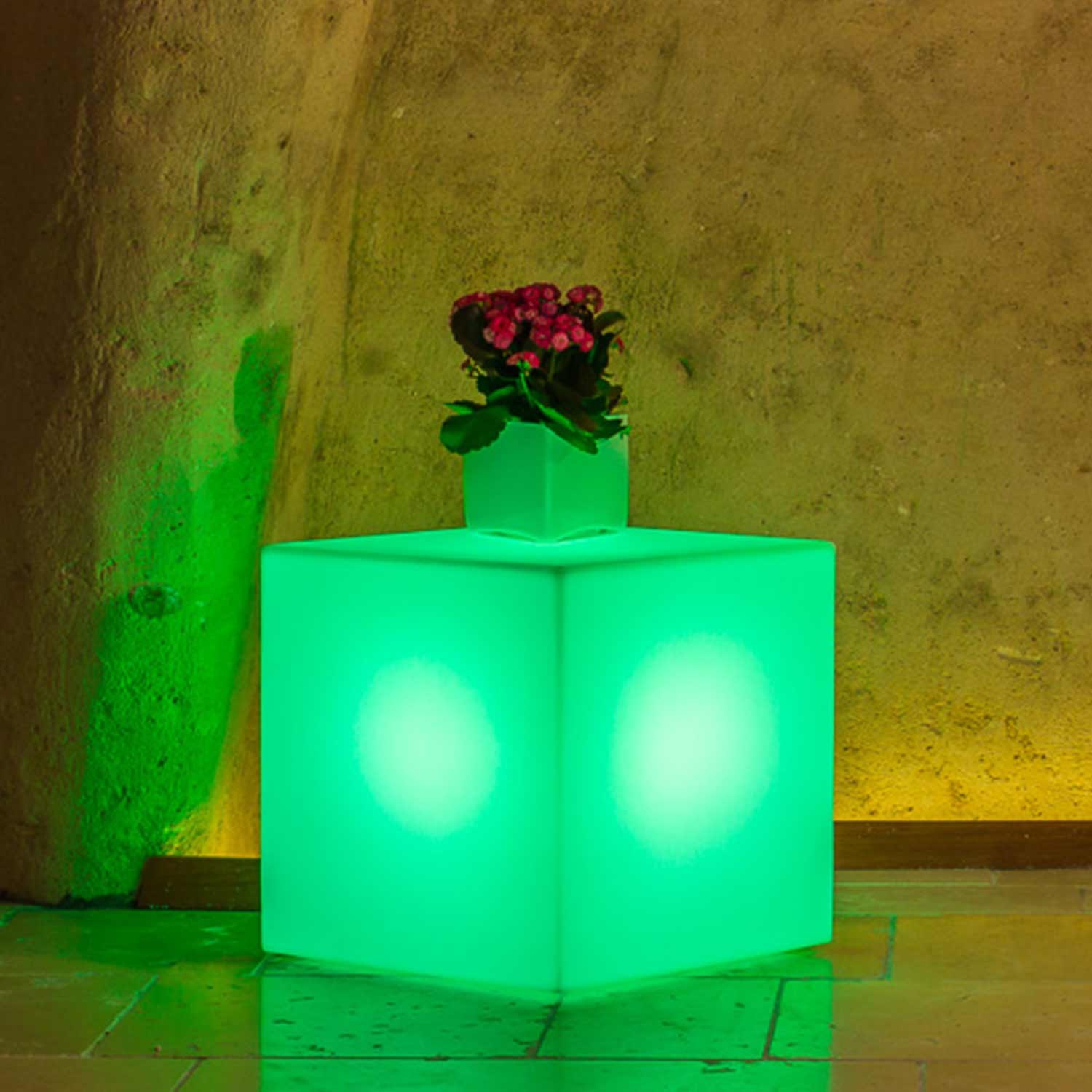 foto del prodotto lampada cubo in resina quadrato h40 luce verde 40x40cm