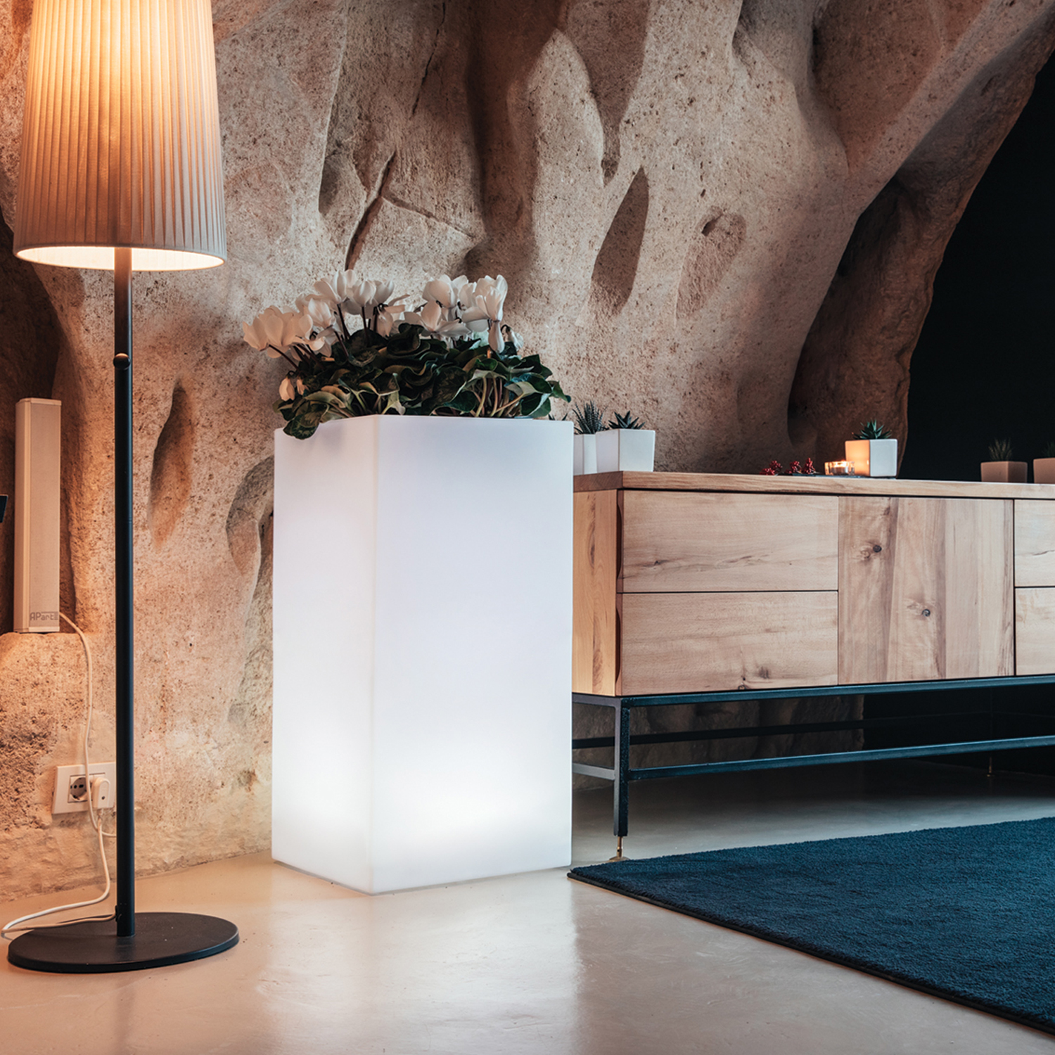 foto del prodotto lampada da appoggio decorazione interno esterno in resina 40x40 h 80 led multicolor batteria cm mod. youcube