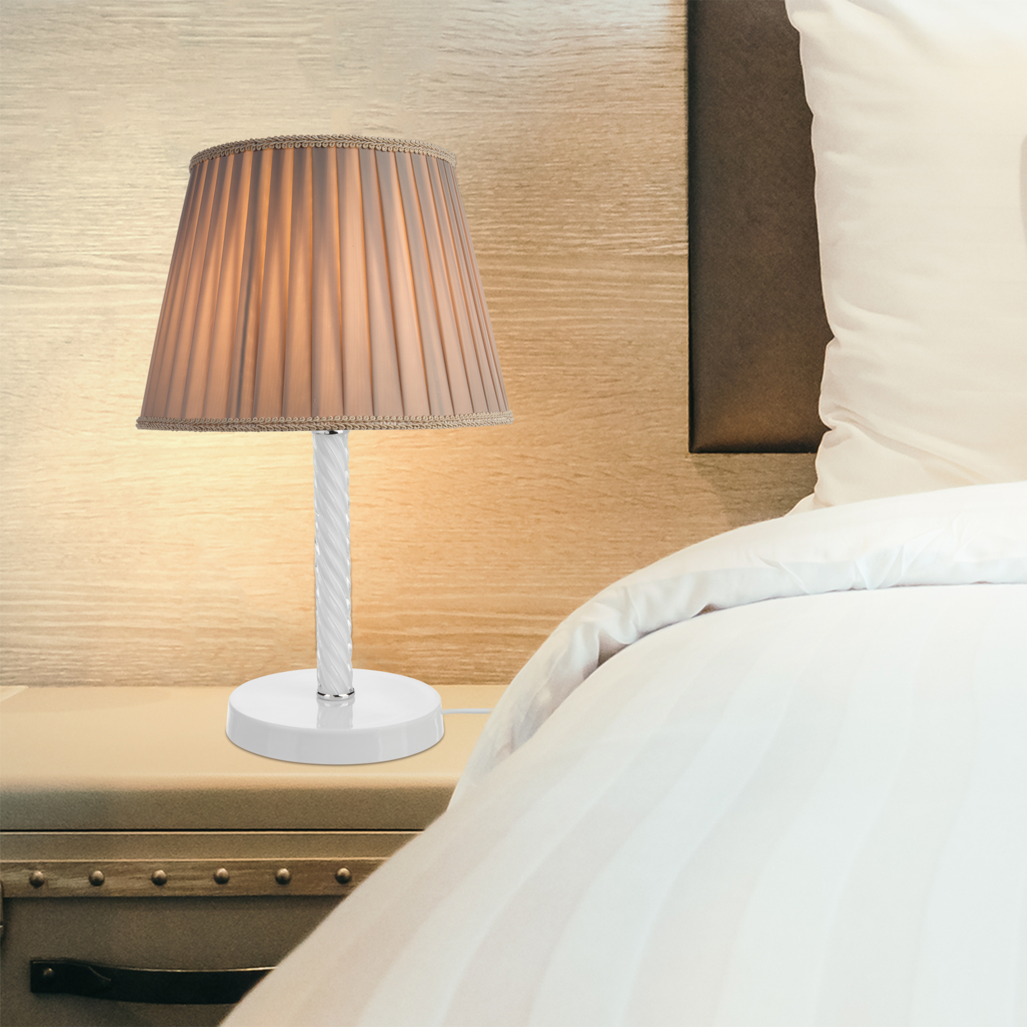 foto del prodotto lampada da comodino 39 kilbride 39 con paralume in tessuto e stelo in metallo e vetro color sabbia bianco lux.pro 