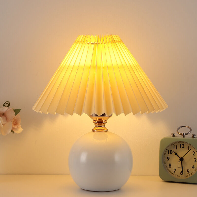 foto del prodotto lampada da comodino nordica, piccola lampada da tavolo, luce calda, e27, paralume in tessuto plissettato, base in ceramica, ceramica bianca 