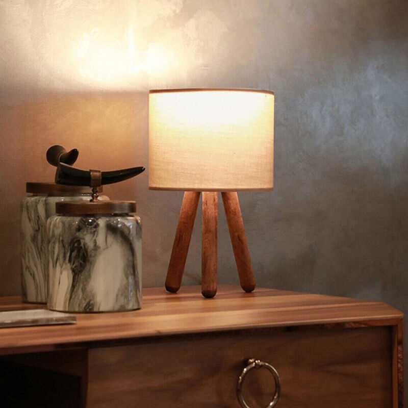 foto del prodotto lampada da comodino preston lampada da tavolo lampada a treppiede in legno con paralume circolare in tessuto color sabbia lux.pro
